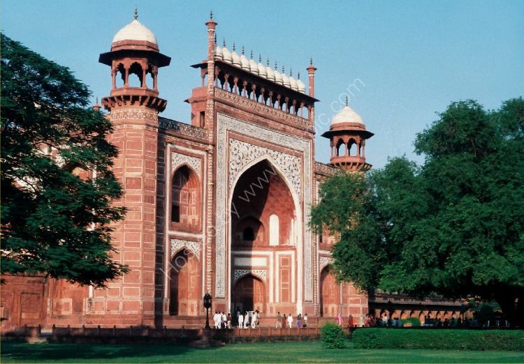 Building - The Great Gate (Darwaza-i rauza) gateway to the Taj Mahal (front entrance)