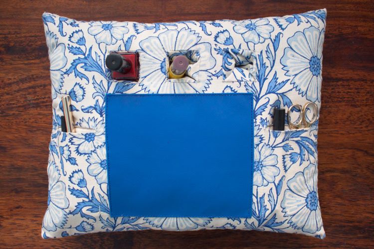 1421184-Manicure Cushion