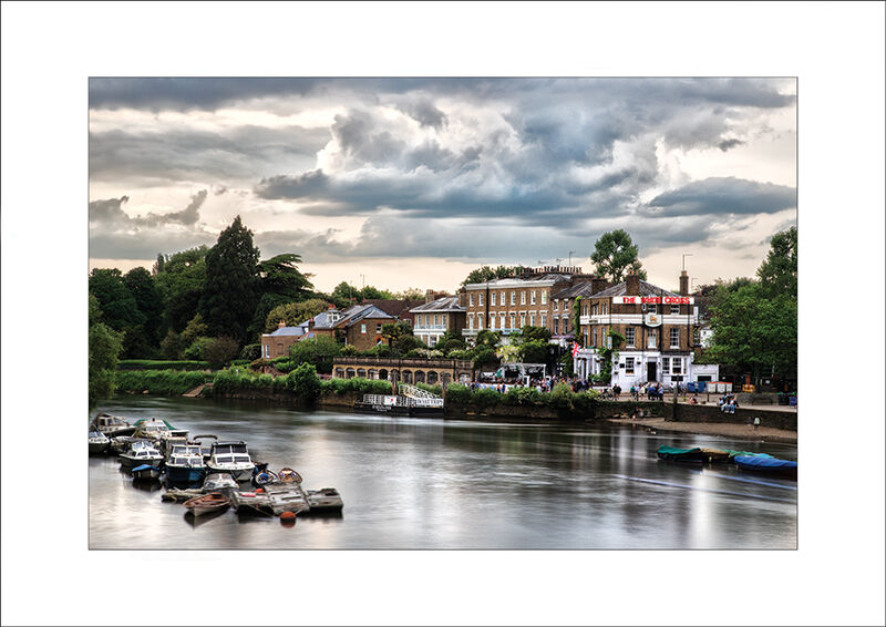 The White Cross Pub and River Thames, Richmond-Upon-Thames.