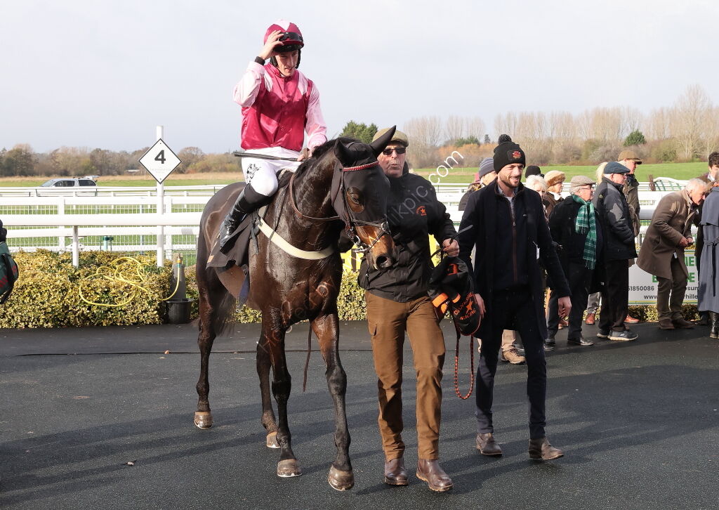 Warwick Supports Farmers Nov Ltd H'cap Chase