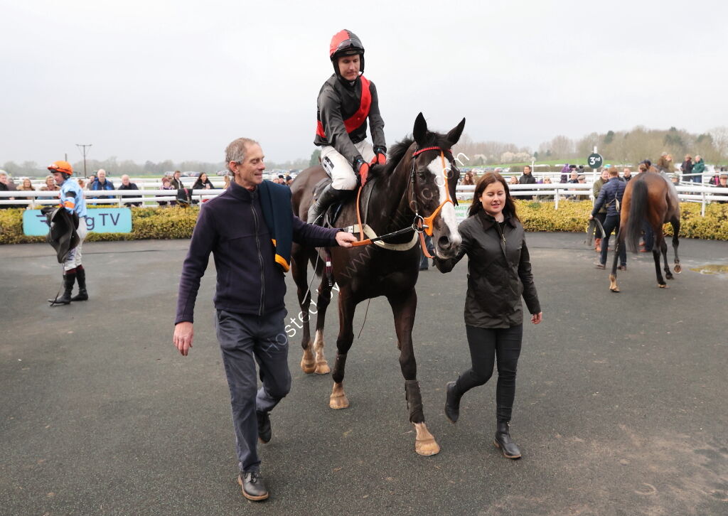 Oddschecker Mares' Handicap Chase