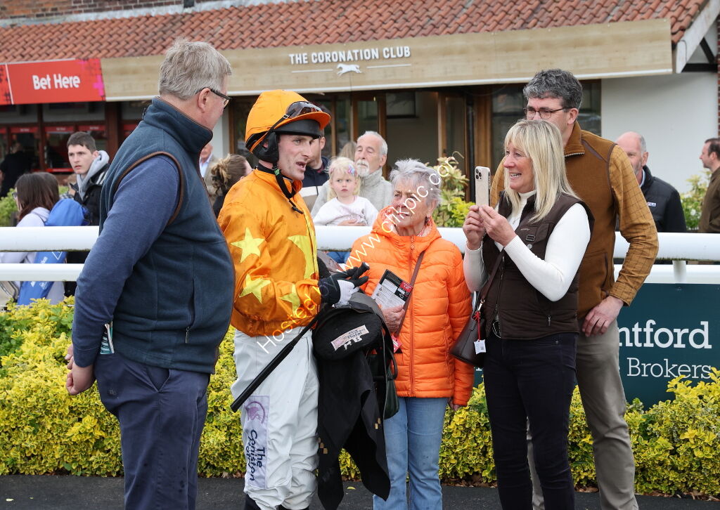 Racing To School Mares' Handicap Hurdle