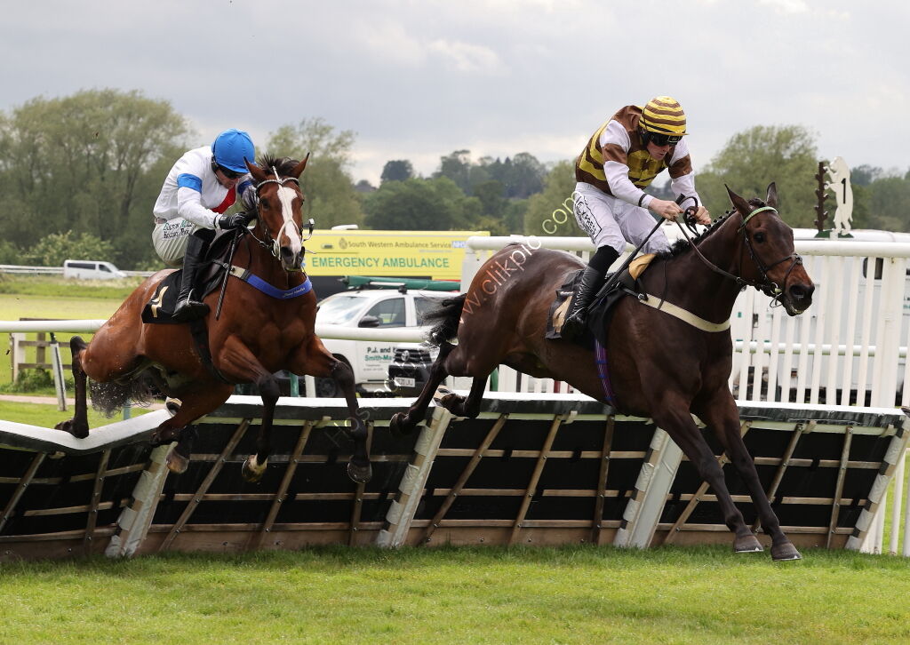 Cor Blimey Gallop Novices' Ltd Handicap Hurdle
