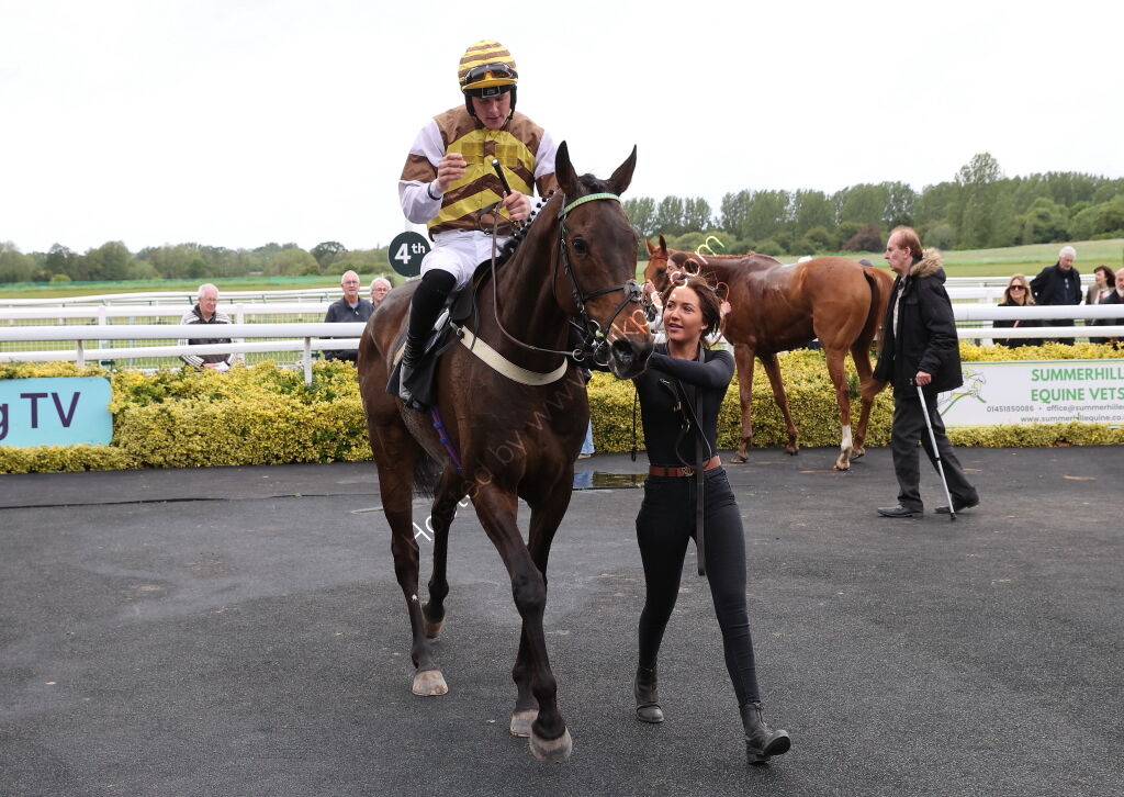 Cor Blimey Gallop Novices' Ltd Handicap Hurdle