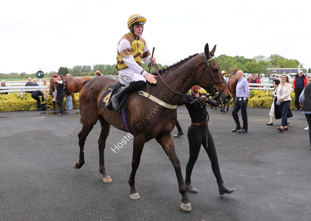 Cor Blimey Gallop Novices' Ltd Handicap Hurdle