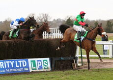 Paddy Power Warwick Castle H'cap Chase.