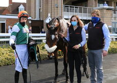 Racing TV Mares' Nov H'cap Chase.