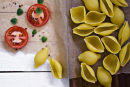 Conchiglioni with sliced tomato