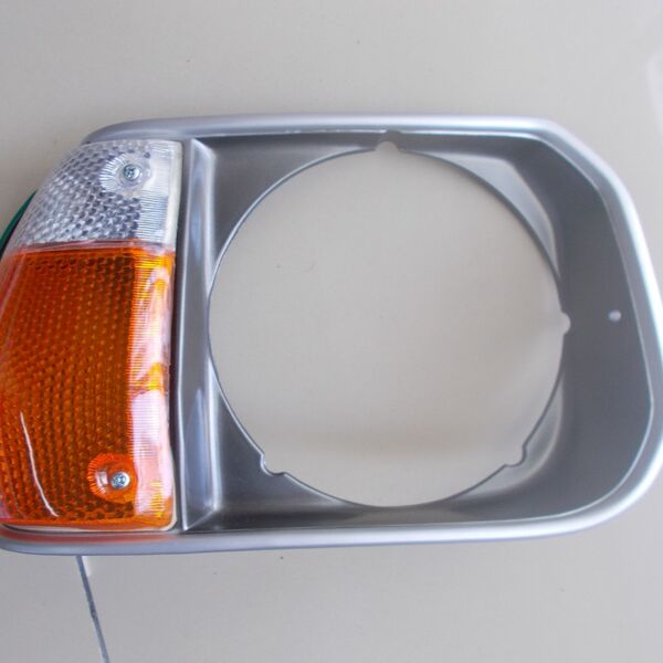 Mazda 323 rear wheel drive (1979>) _R.H. Headlamp Bezel and lens