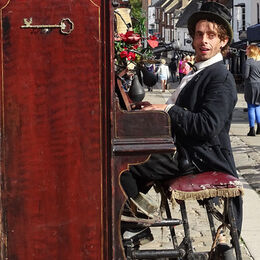 piano player