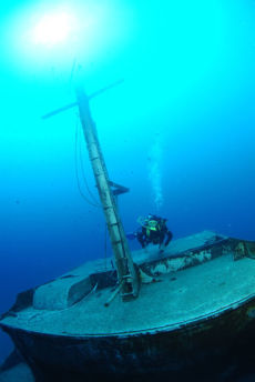 Mast above the bridge of the Karwela