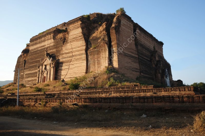 Pa Hto Daw Gyi Pagoda in Sunset Light