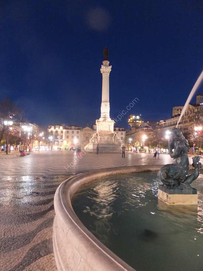 Praca Dom Pedro IV at Night