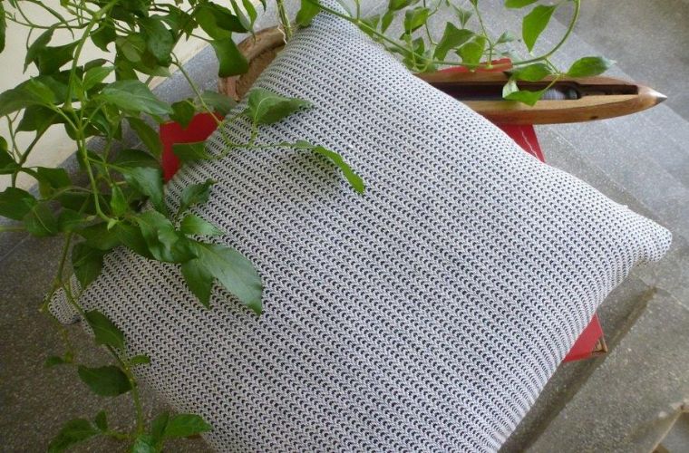 2521284-Cotton Hand-Woven Cushion Cover