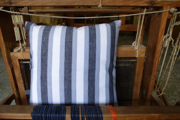 6921225-Hand Woven Cotton Cushion Cover