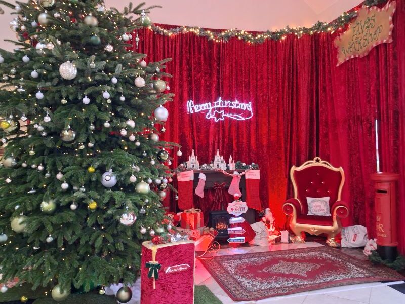 The decorations in the foyer