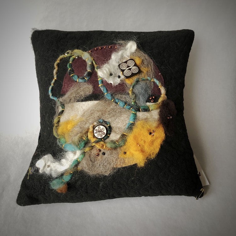 19-401 throwPillow rovingBlk Beads