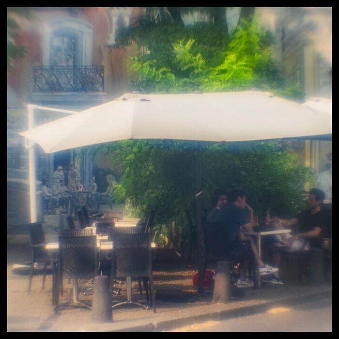 Sur la place