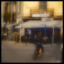 Sur la place