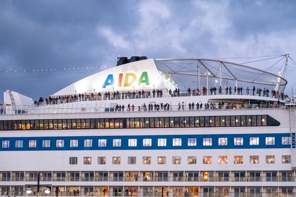 Passengers on departing cruise ship