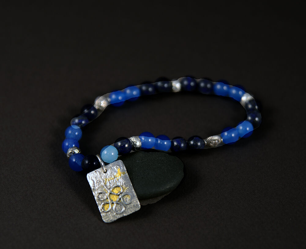 CB18001 - Agate & lapis stone beads with reticulated "charm" with 24kt gold