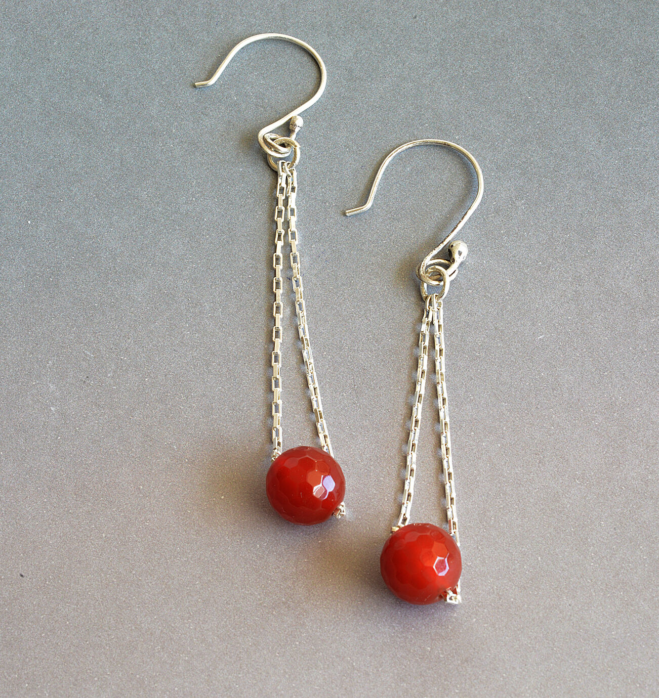 E18010 - Silver chains with faceted carnelian stone beads