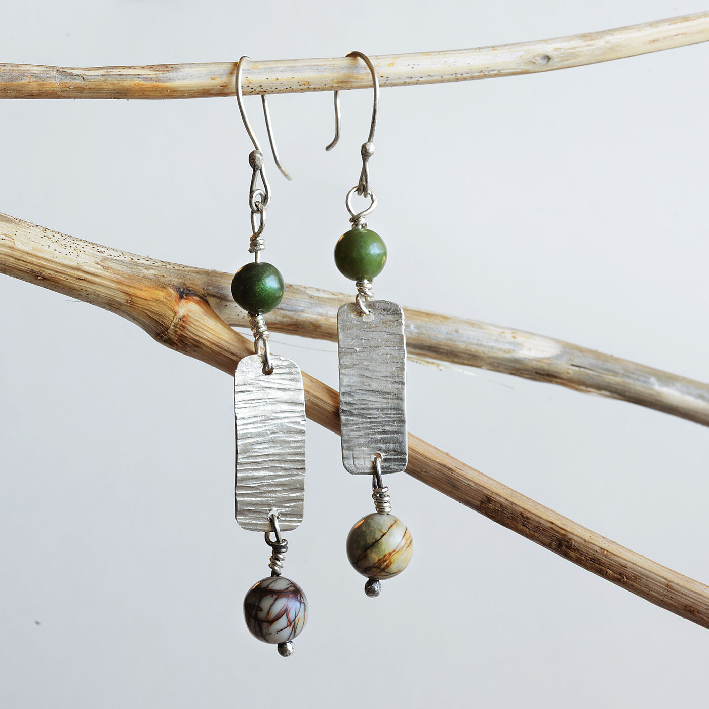 E18004 - Forged silver and bead dangle earrings