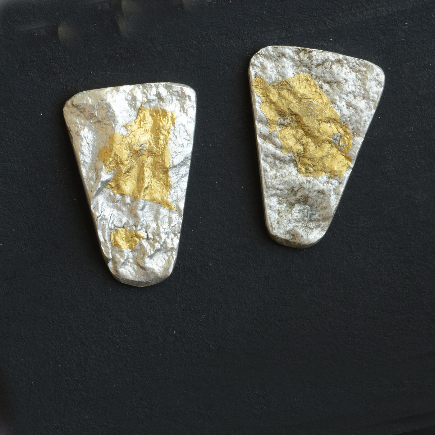 E18007 - Reticulated silver wedge shaped studs