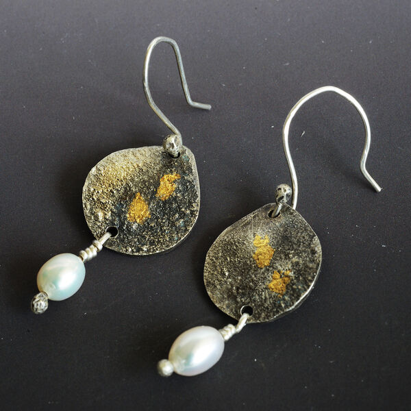 E18008 - Oxidized silver disc earrings with pearls