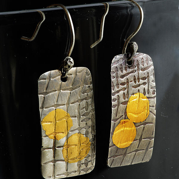 E18012 - Grid texture patina with 24kt gold circle earrings