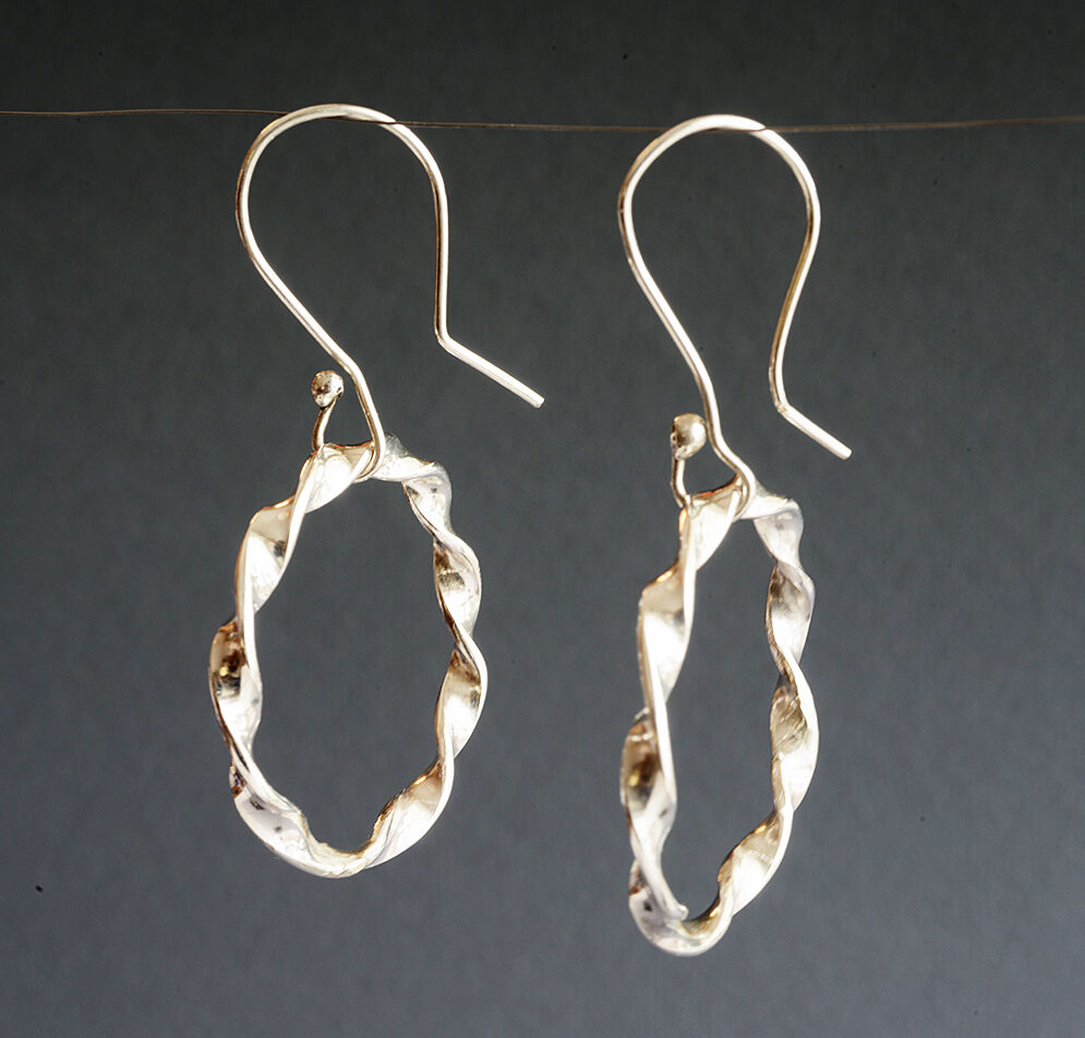 E18014 - Twisted sterling silver hoop earrings