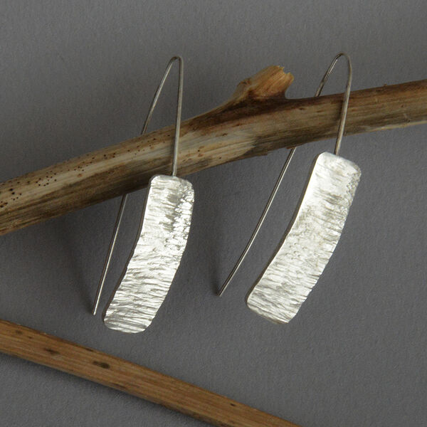 E20044 - Long wire hooks on forged silver earrings