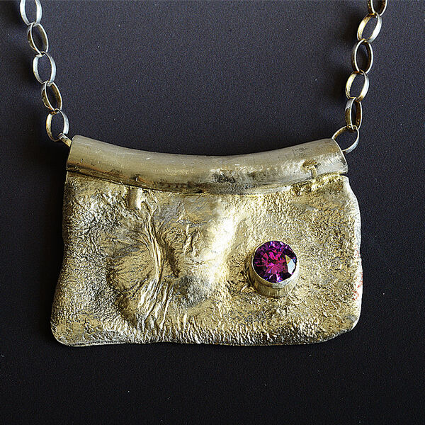 N18014e - Textured silver pendant with amethyst stone