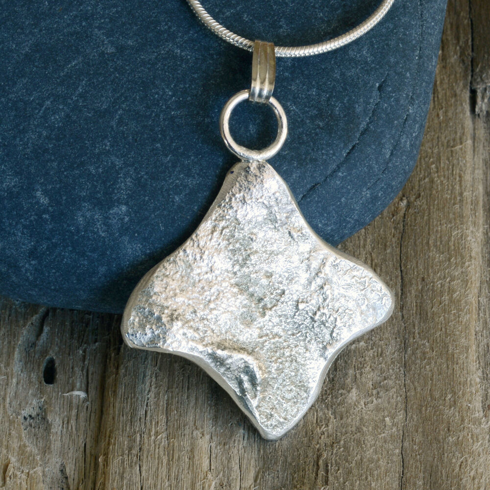 N18031 - Stylized "fish" design pendant and chain