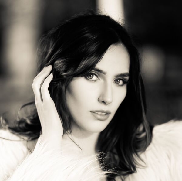 Leanne Looking Hollywood