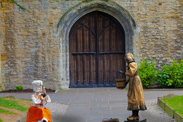 8 Living statues taking a photograph