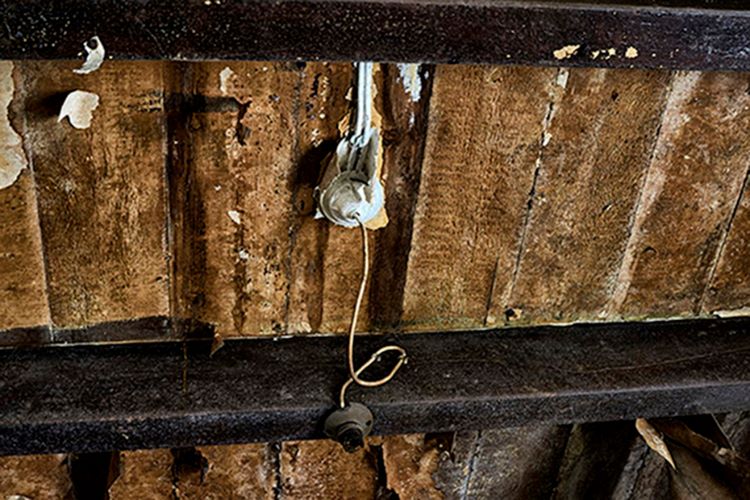 Ceiling with rafters and light fitting