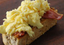 SCRAMBLE EGGS ON TOAST
