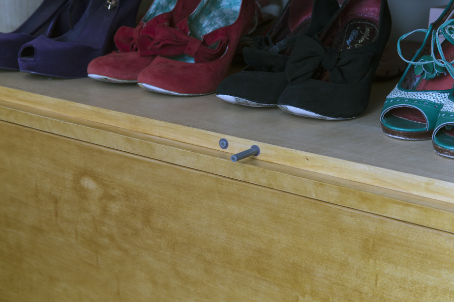 Wardrobe Detail, Closing Plunger, Centre Doors