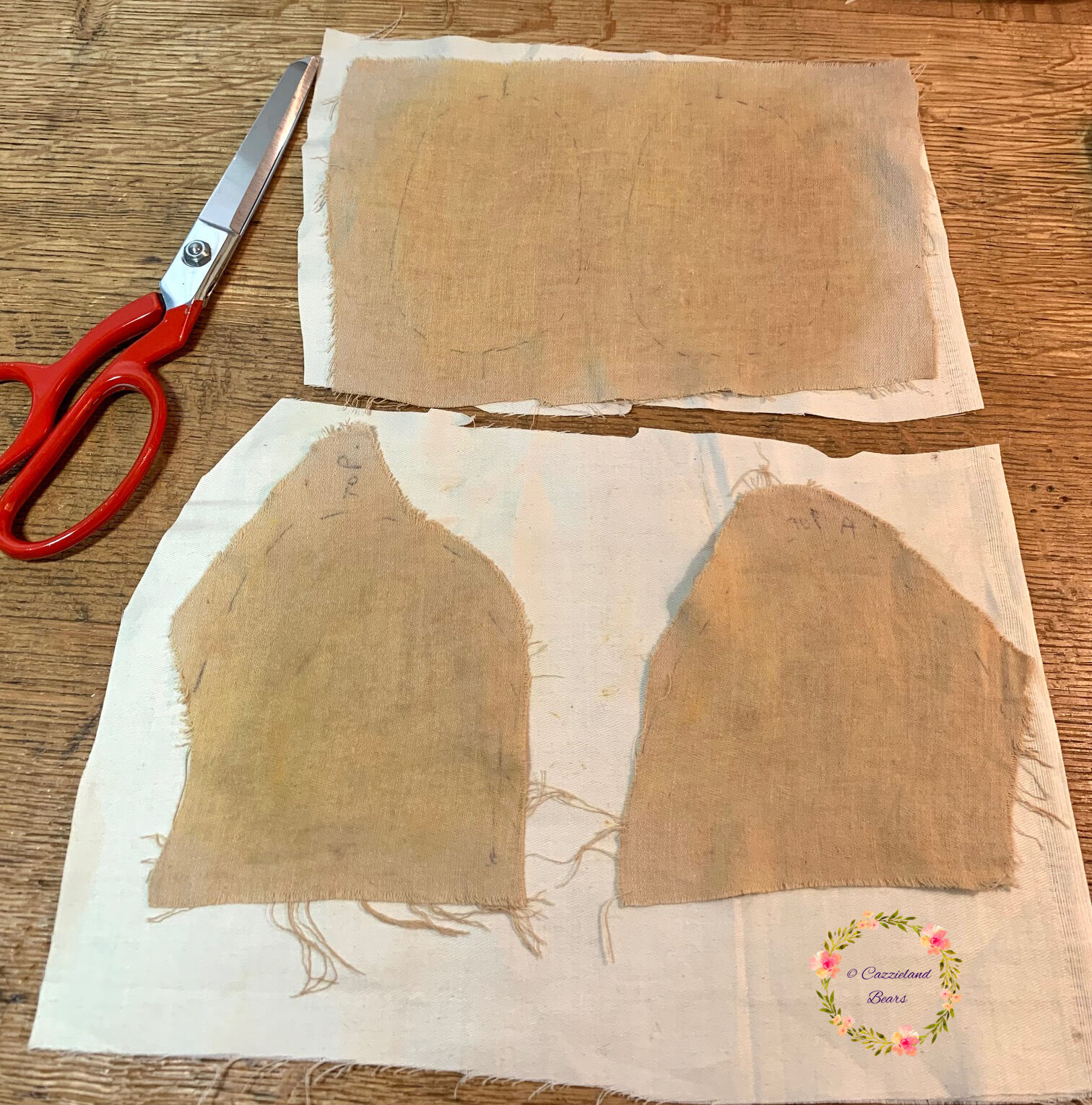 16/06/2025.  I've carefully coloured the paw pad fabric to match Hetty's colouring...