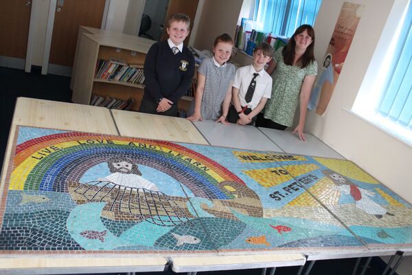 Artist, Sue Kershaw with the children