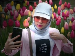 Keukenhof anti social selfie by Rob Duncalf (18 points)