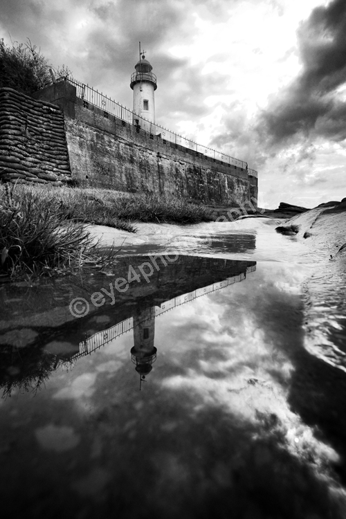 Hale lighthouse water (B&W)