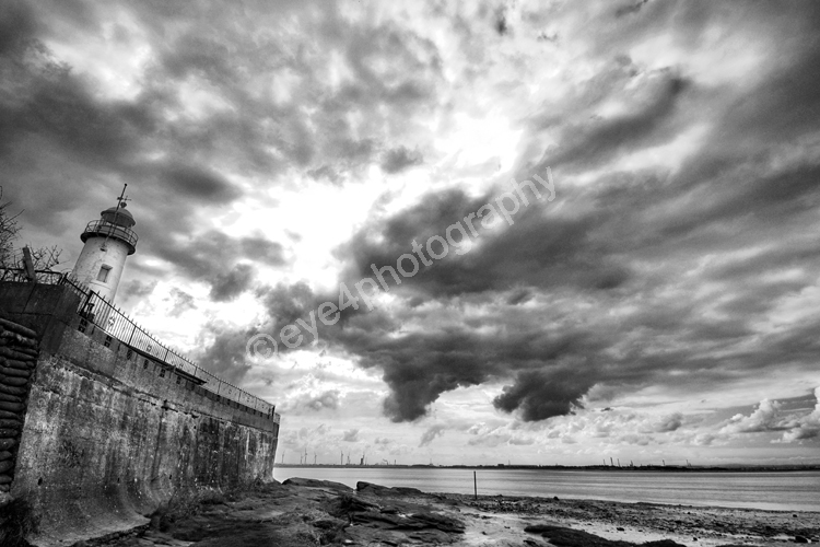 Hale lighthouse Skyline (b&w)