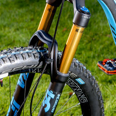 Detail of Pivot Mach4 Carbon