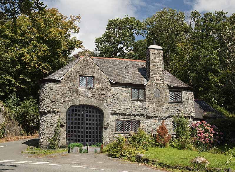 Plas Brondanw Lodge