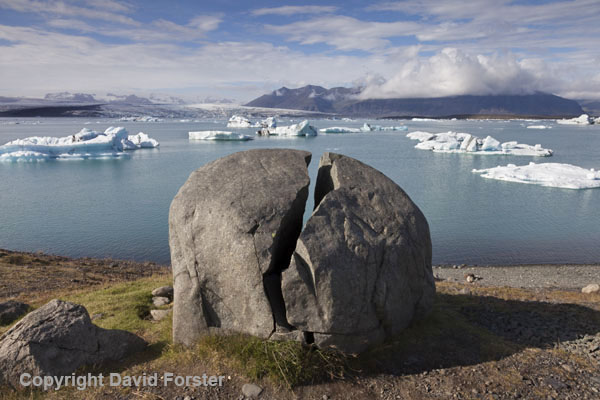 06D-2155Split Rock and Icebergs in the Jokulsarlon Glacial Lagoon Vatnajokull National Park Iceland