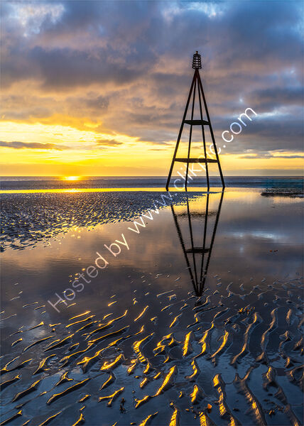 LAST LIGHT AT THE GROYNE BEACON by Ray Andrews