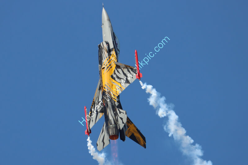 THE LOUDEST WAY TO SAY LOOK AT ME by Ian Middup