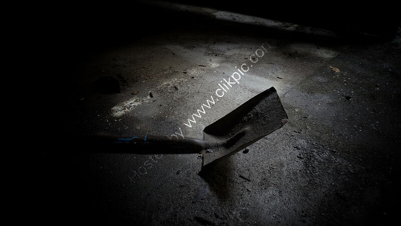 THE PAUSE BETWEEN DIGS by Clare OFlanagan